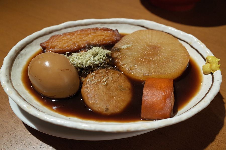 大根・卵・練り物にとろろ昆布をのせ、器の縁にからしを添えたおでん