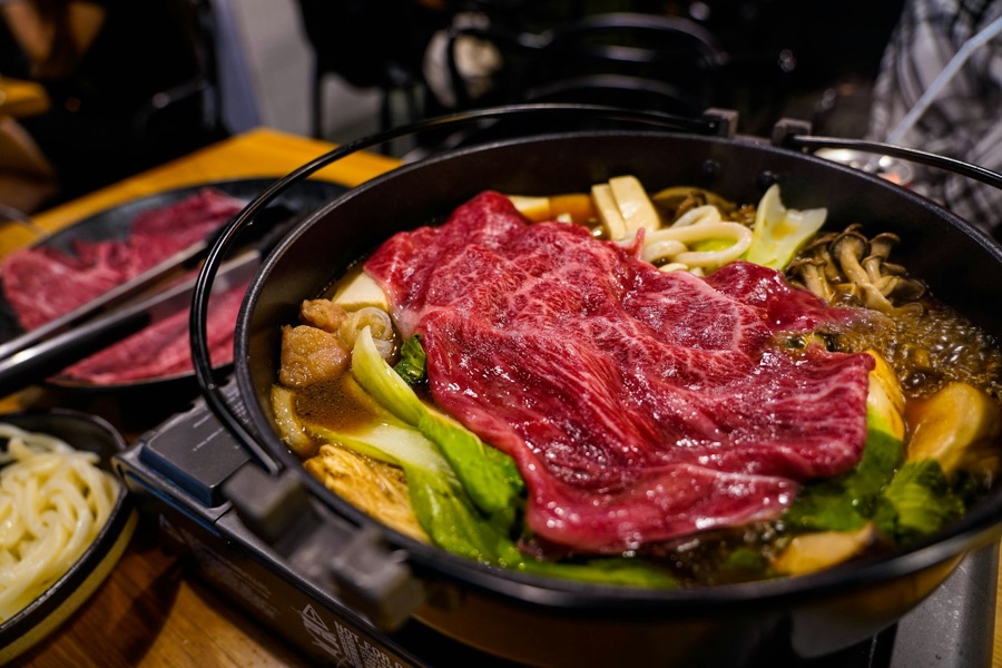 霜降りの牛肉と野菜を煮るすき焼き鍋