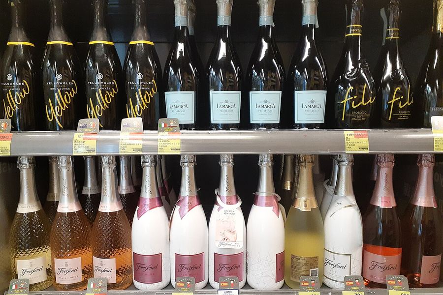 店頭に並ぶワイン