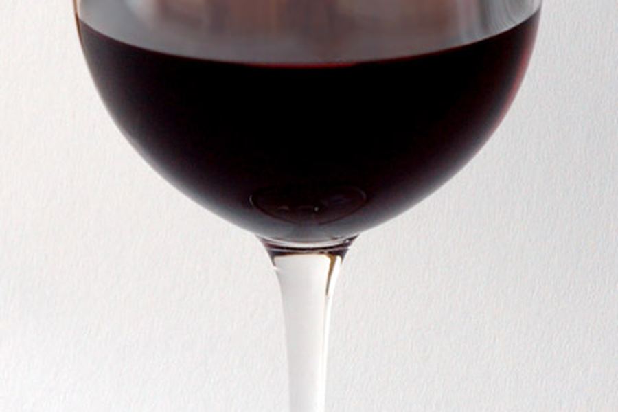 グラスに注がれた赤ワイン