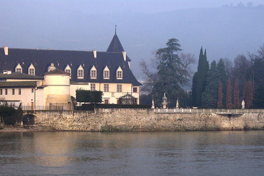 ローヌ川のほとりに建つシャトー・ダンピュイの館
