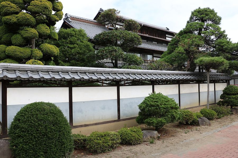 機山洋酒工業の伝統的な社屋